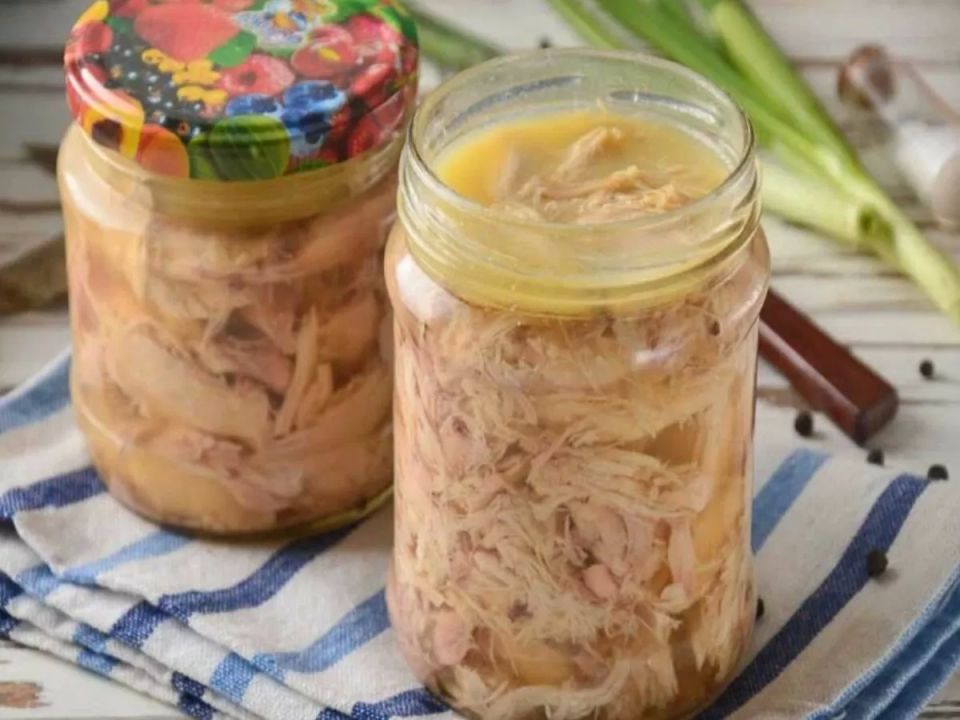 Домашняя тушёнка из курицы: мясо тает как масло, а вкус — не сравнить с магазинным