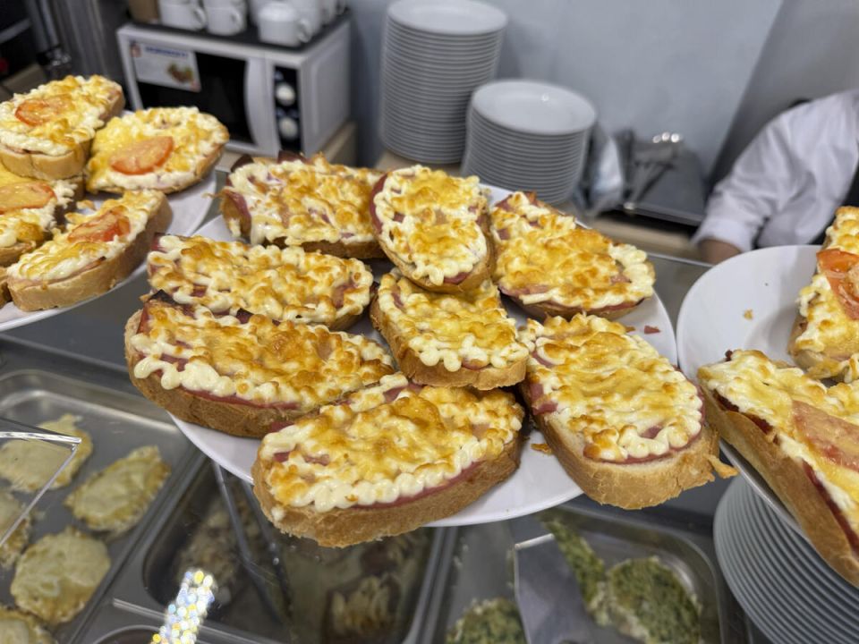 Новая столовая «Лидер» с кинопоказами, эксклюзивной вип-зоной и живым водопадом