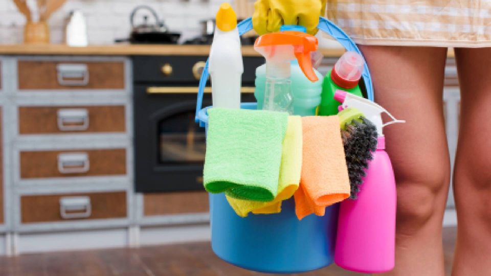 Жирные пятна с обоев исчезнут как по волшебству: чистоту обеспечат два рабочих способа