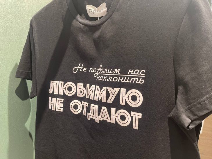 Этот трюк перевернет вашу жизнь: как сложить футболку за 2 секунды