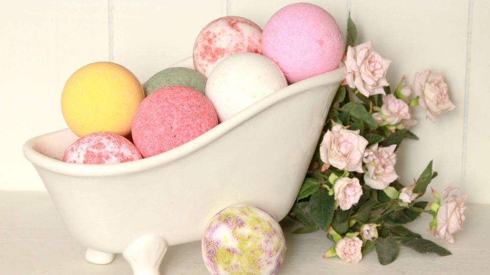 Солевые бомбочки для ванны помогут освежить обувь: хитрость знают немногие