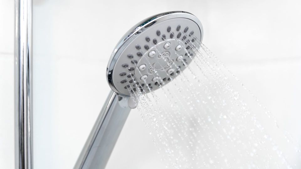 Ни известкового налета, ни ржавчины: вот что поможет почистить лейку душа до блеска