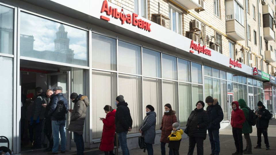 Массовый вывод вкладов из Альфа-Банка: причины и новые горизонты