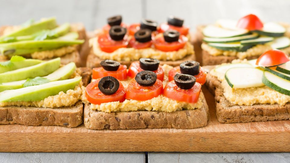 Удивительно простая намазка с пикантным вкусом: о творожном сыре можно забыть