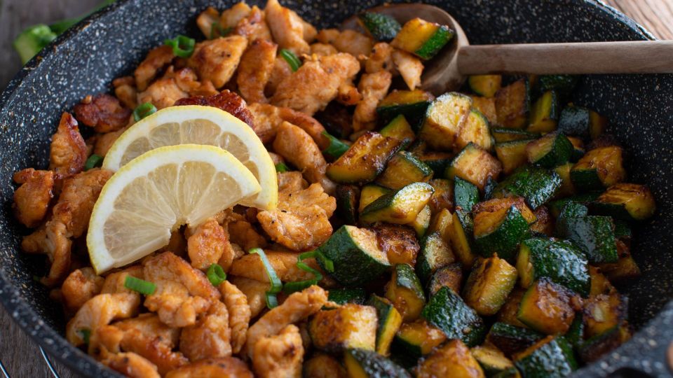 Возьмите куриную грудку и кабачки: ужин получится восхитительным