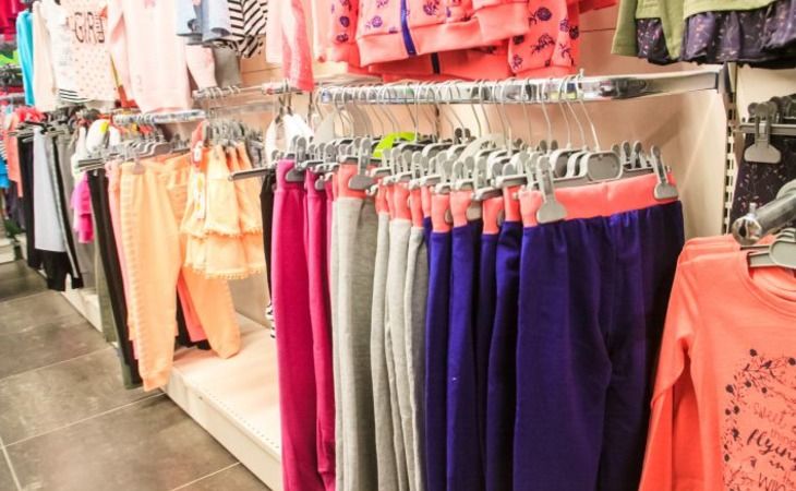 Что носить, чтобы скрыть живот и бока: не только черное и широкое