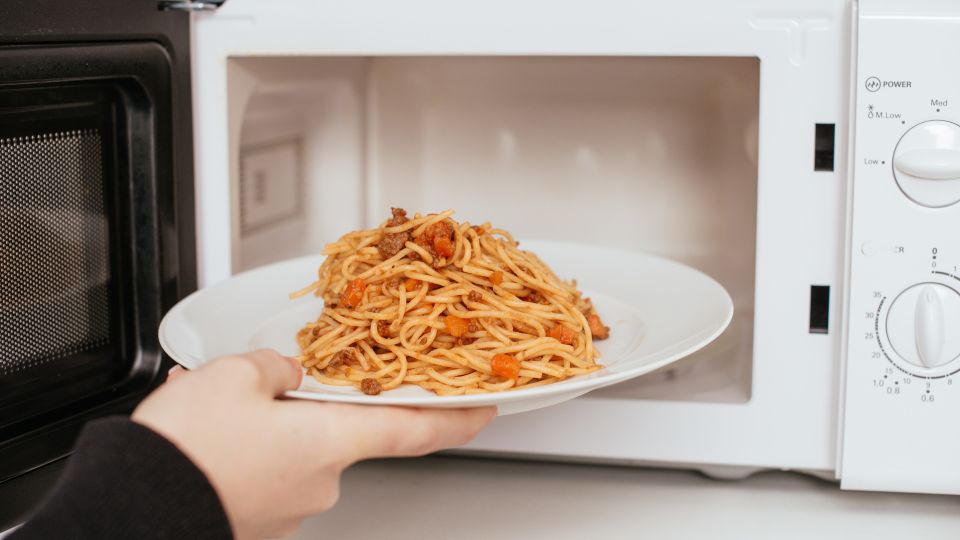 Микроволновка vs электродуховка: как сэкономить на готовке, знают спецы