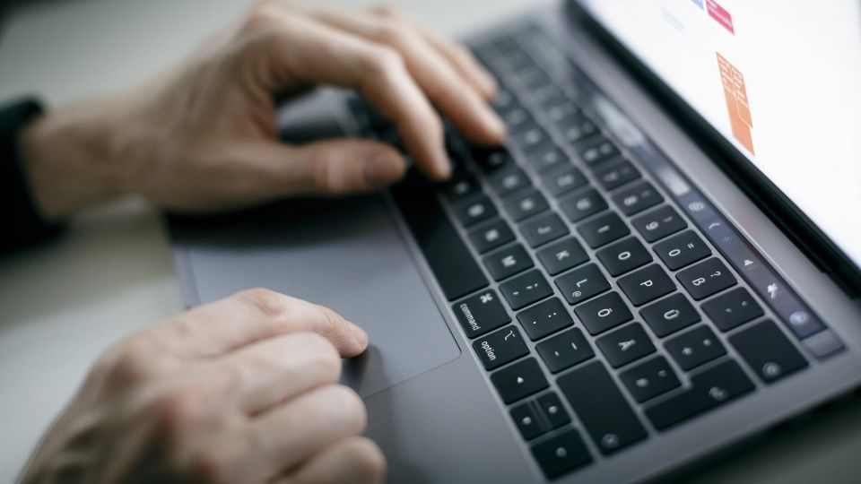 Как убрать все крошки с клавиатуры ноутбука за минуту: дельный совет от клинера