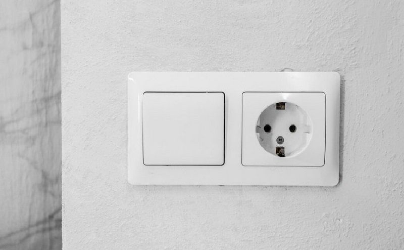 Как вернуть белизну старым розеткам и выключателям