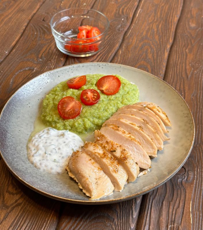 Сытный и полезный ужин: курица с пюре из брокколи и соусом из чиа