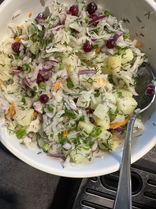 Салат из квашеной капусты и клюквы: Вкус, сохраняющийся из поколения в поколение