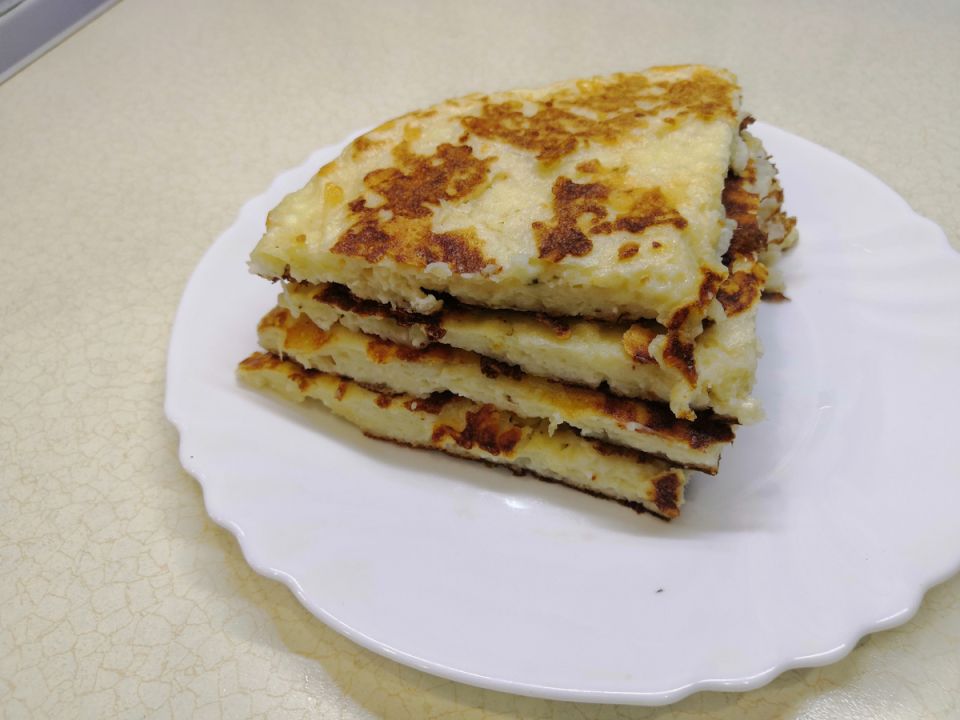 Лепешка из творога и сыра: быстрый и сытный завтрак без духовки