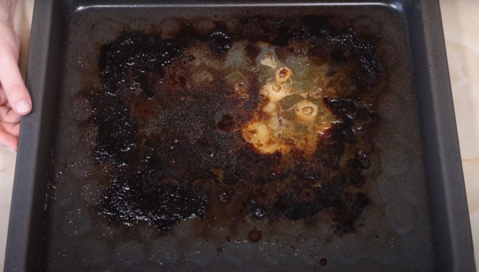 Как эффективно очистить противень без химии: простые советы