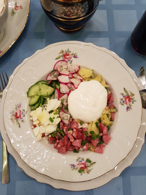 Окрошка по-новому: летнее блюдо с оригинальным оформлением