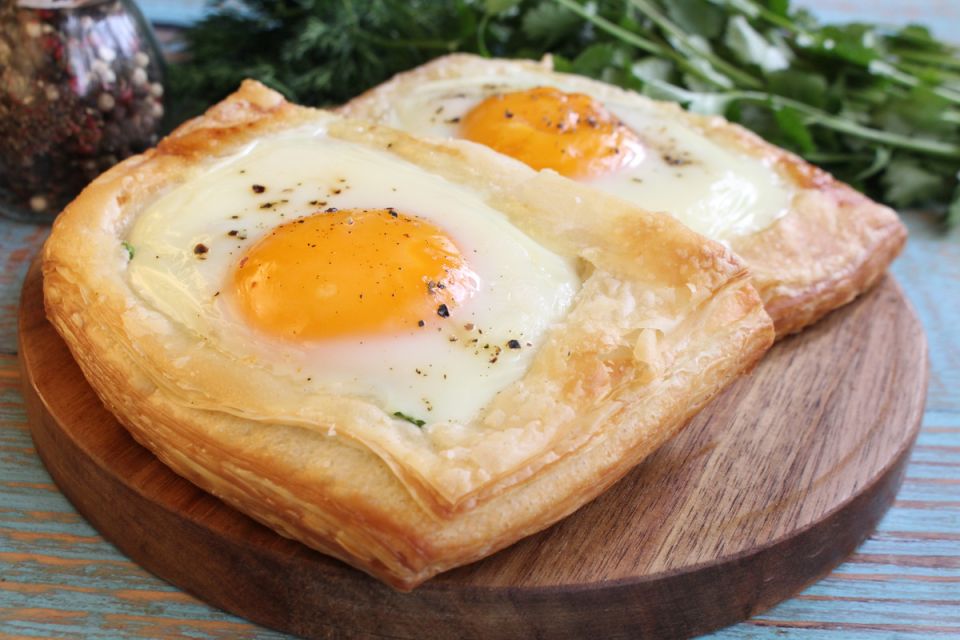 Завтрак с изюминкой: яичница в слоеном тесте с сыром