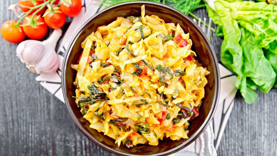 Тушеная капуста не будет пресной: эта добавка сделает вкус пряным, а запах аппетитным