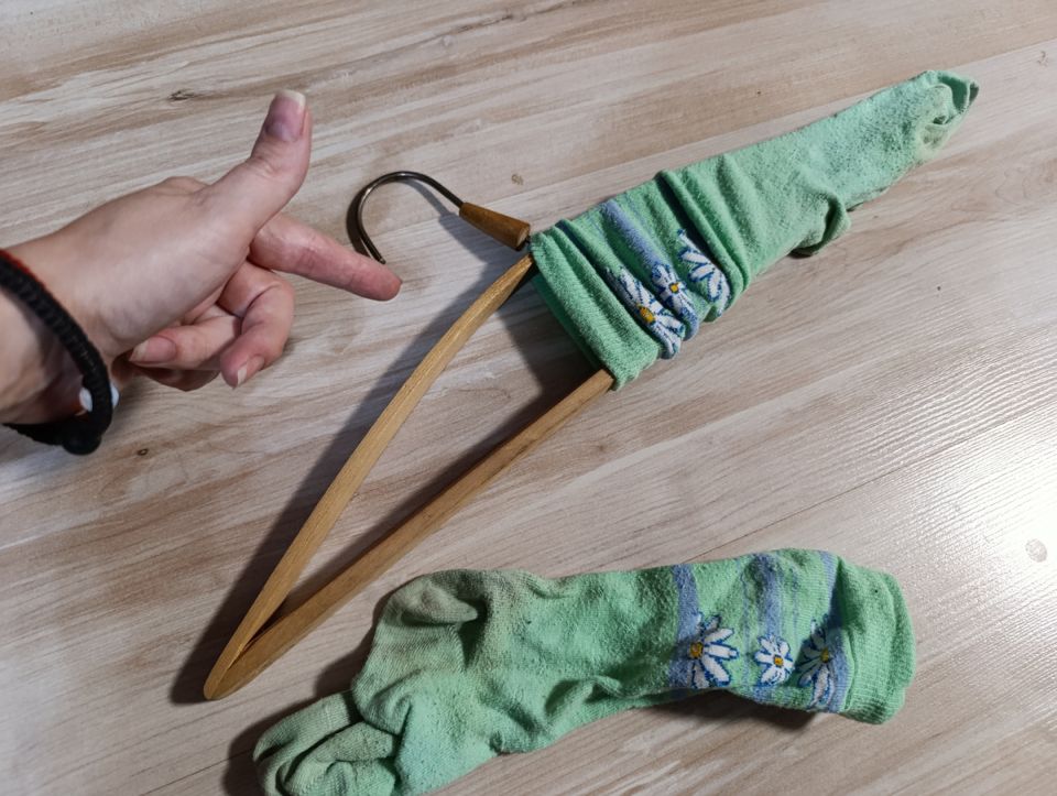 Как носок и вешалка могут изменить вашу уборку: простой и эффективный способ