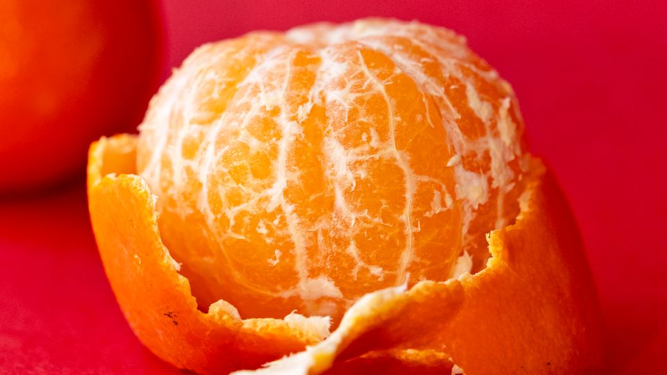 Финал потрясающего конкурса по очистке мандаринов!