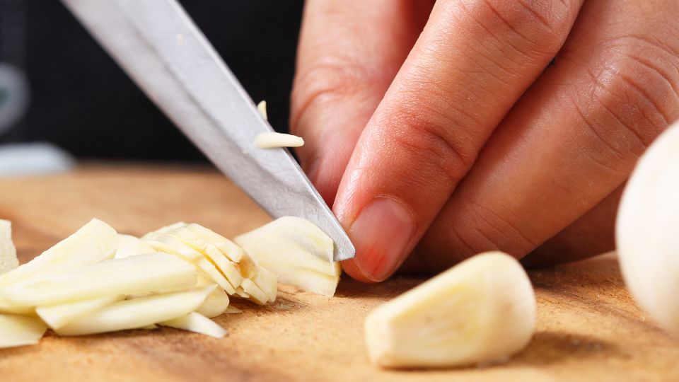 Как избавиться от запаха чеснока на руках: секреты из кухни