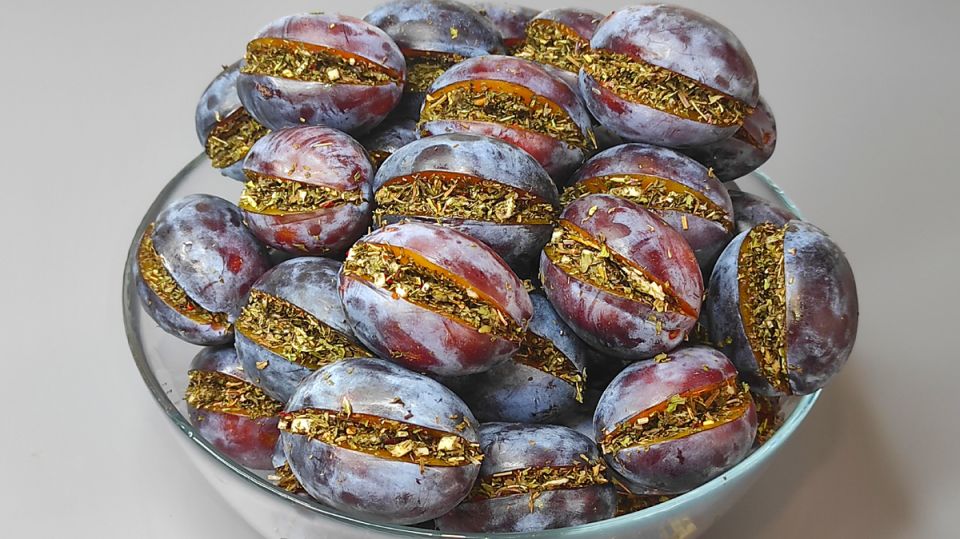 Вкусные маринованные сливы с чесноком и мятой: идеальная закуска на зиму