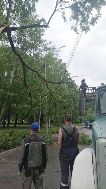 В Кирове и области продолжают устранять последствия вчерашней грозы