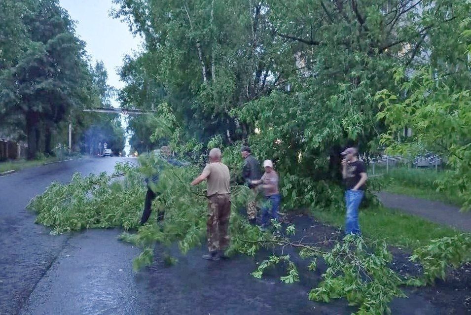 В Кирове и области продолжают устранять последствия вчерашней грозы