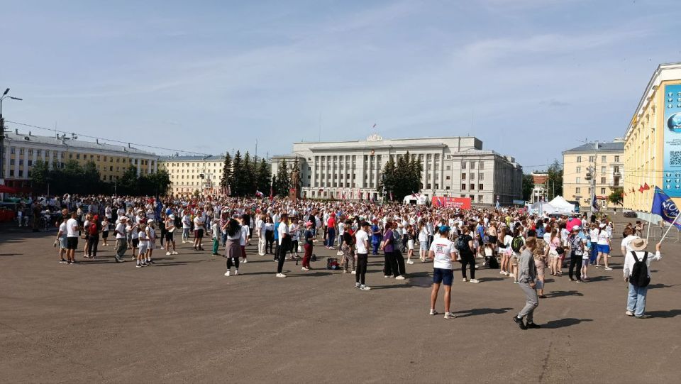 День России в Кирове стартовал с массовой зарядки на Театральной площади