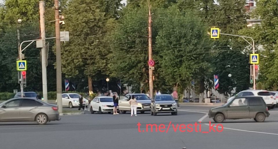 Тройное ДТП сегодня вечером на перекрёстке улиц Комсомольской и Горького в Кирове