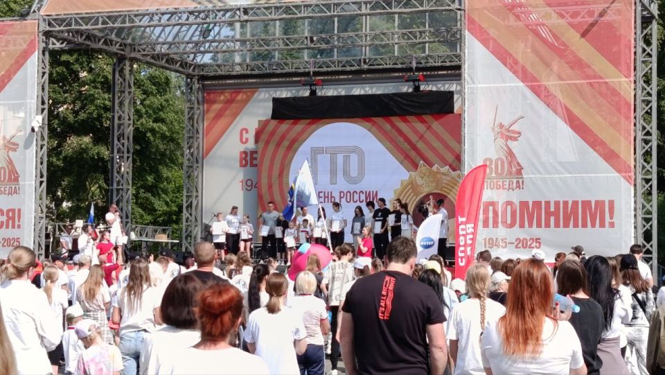 День России в Кирове стартовал с массовой зарядки на Театральной площади