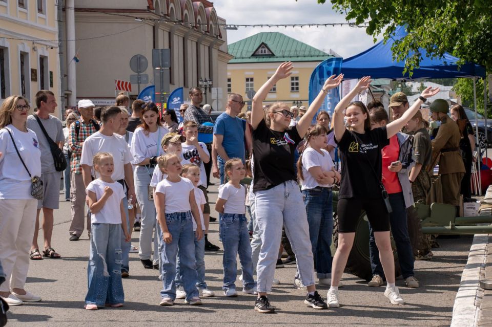 В День России, 12 июня, с 10:00 в Кирове на пешеходной улице Спасской открылась ярмарка «Кладовая ремесел»