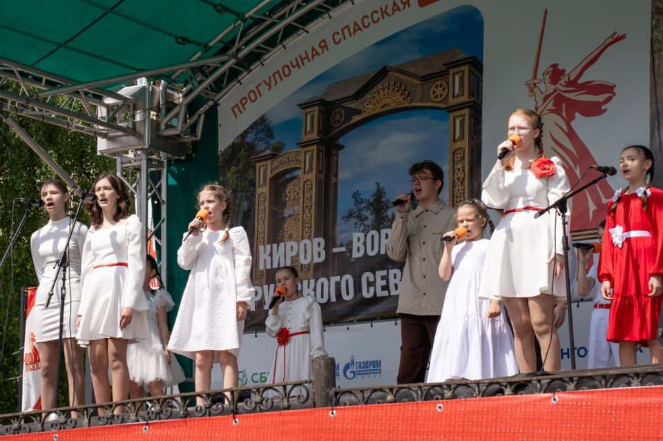 В День России, 12 июня, с 10:00 в Кирове на пешеходной улице Спасской открылась ярмарка «Кладовая ремесел»