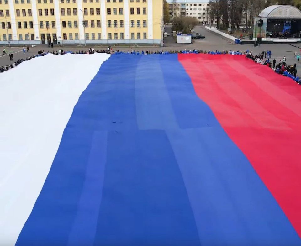 Дорогие друзья! С Днем России!