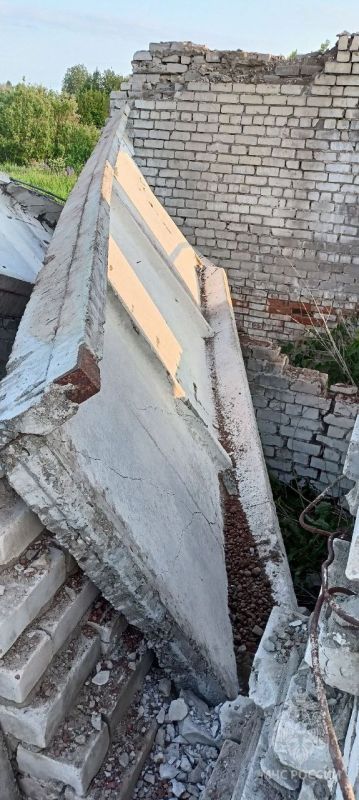 15-летнего подростка спасли из-под завала заброшенного здания в Котельничском районе