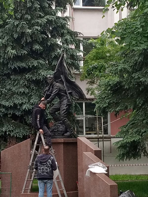 Памятник Григорию Булатову установлен в Слободском