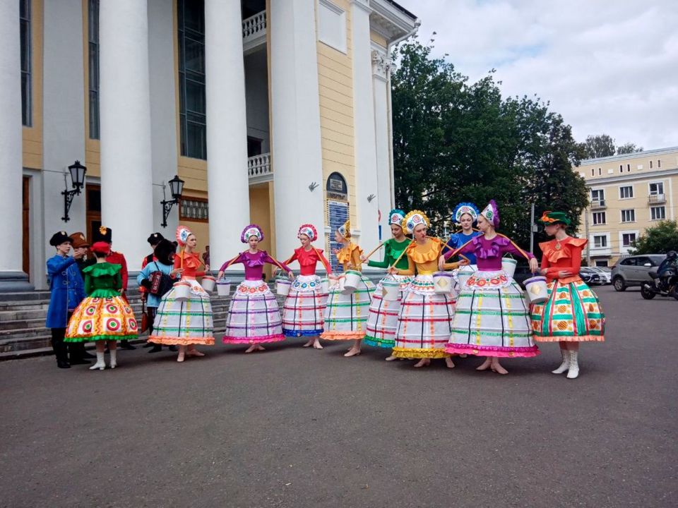 У Кировского драмтеатра сегодня снимали проект «Песни великой страны»