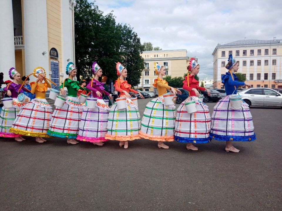 У Кировского драмтеатра сегодня снимали проект «Песни великой страны»