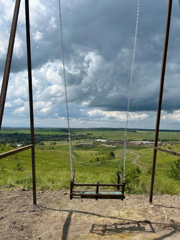 #кактамусоседей. В одном из районов Мордовии добрые люди установили самые большие качели в республике — 5 метров в высоту