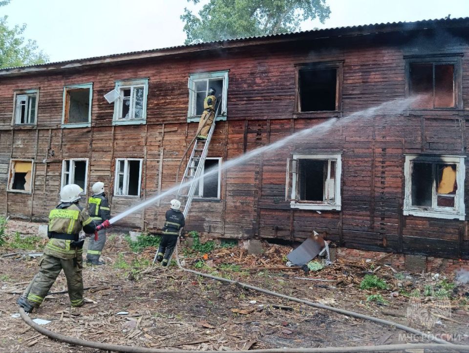 В Кирове огнеборцы ликвидировали пожар в нежилом доме