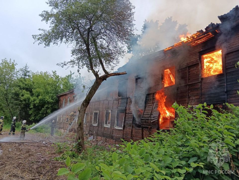 В Кирове огнеборцы ликвидировали пожар в нежилом доме