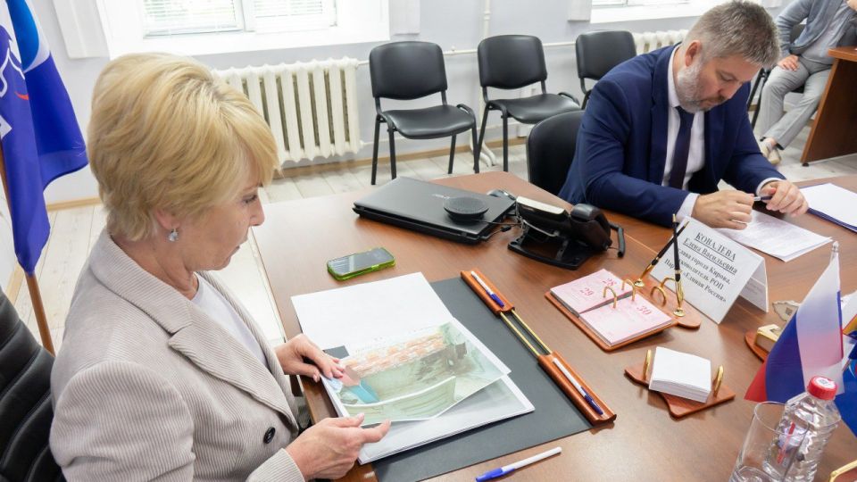 Елена Ковалева: На прием граждан записались две жительницы города практически с одинаковым вопросом: можно ли как-то ускорить процесс получения новых квартир взамен тех, которые были признаны непригодными для проживания?...