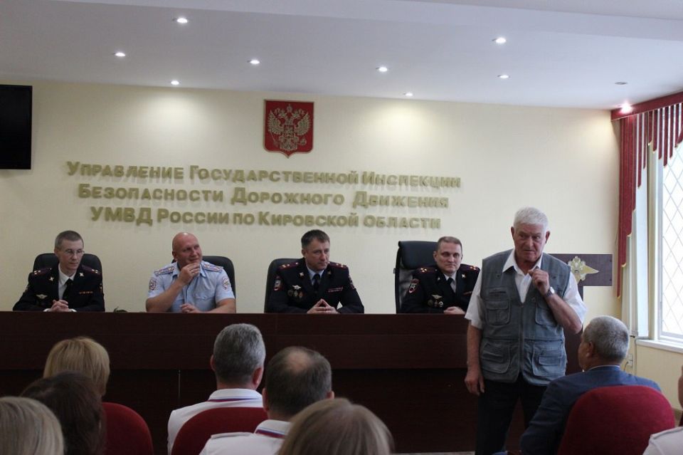 Кировских автоинспекторов наградили в честь дня образования службы