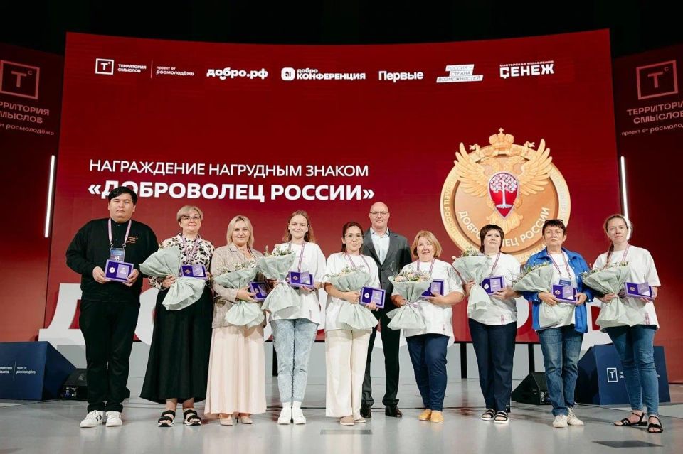 14 июля состоялась первая в истории страны церемония награждения лучших представителей волонтерского сообщества государственной наградой - знаком «Доброволец России»