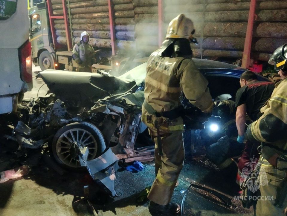 #БудниМЧС. Пострадавшего в аварии водителя спасли с помощью специнструмента Два часа назад в Кирове на перекрстке улиц Воровского и Производственная произошло ДТП с участием трх легковых автомобилей и автобуса (без...