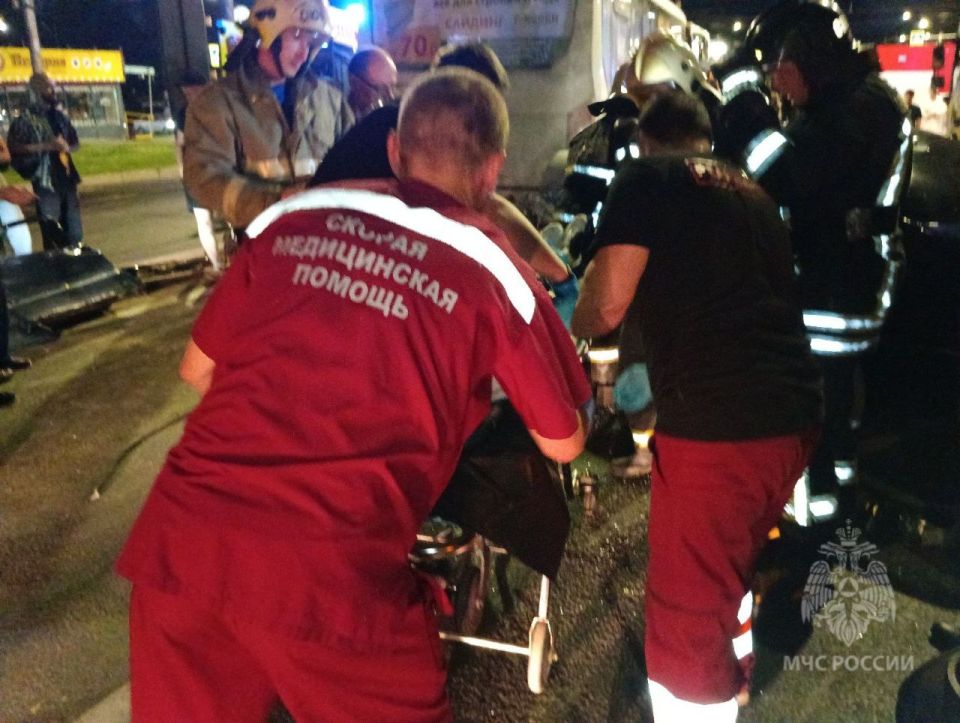 #БудниМЧС. Пострадавшего в аварии водителя спасли с помощью специнструмента Два часа назад в Кирове на перекрстке улиц Воровского и Производственная произошло ДТП с участием трх легковых автомобилей и автобуса (без...