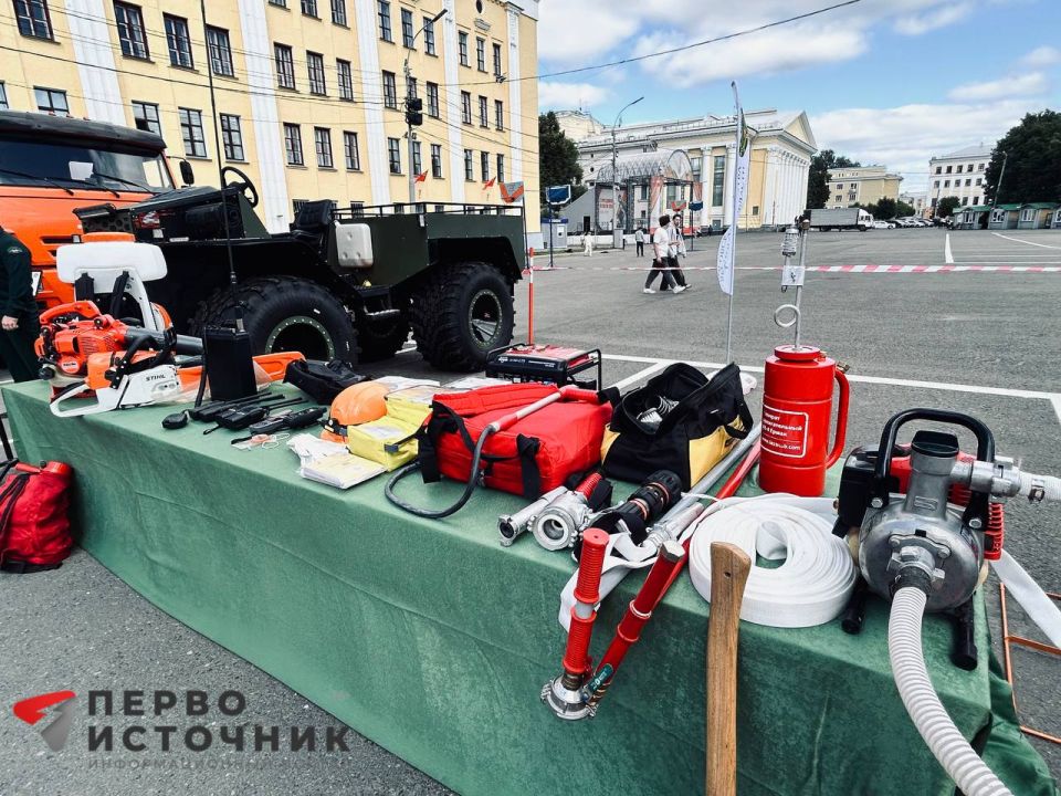 На Театральной площади проходит выставка лесопожарной техники