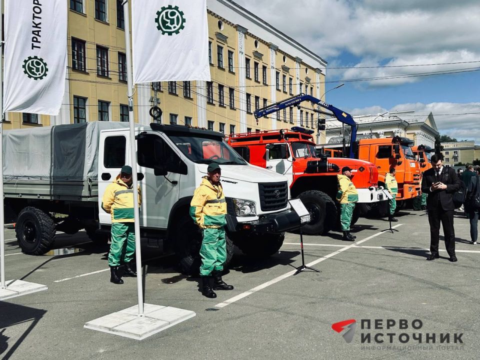 На Театральной площади проходит выставка лесопожарной техники