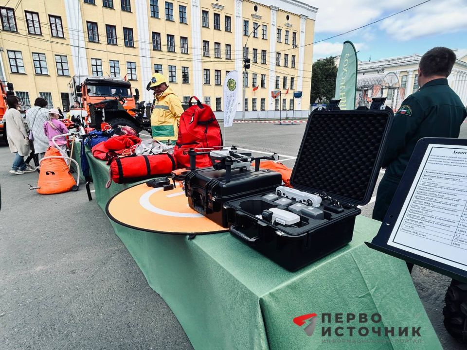 На Театральной площади проходит выставка лесопожарной техники