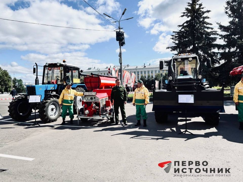 На Театральной площади проходит выставка лесопожарной техники