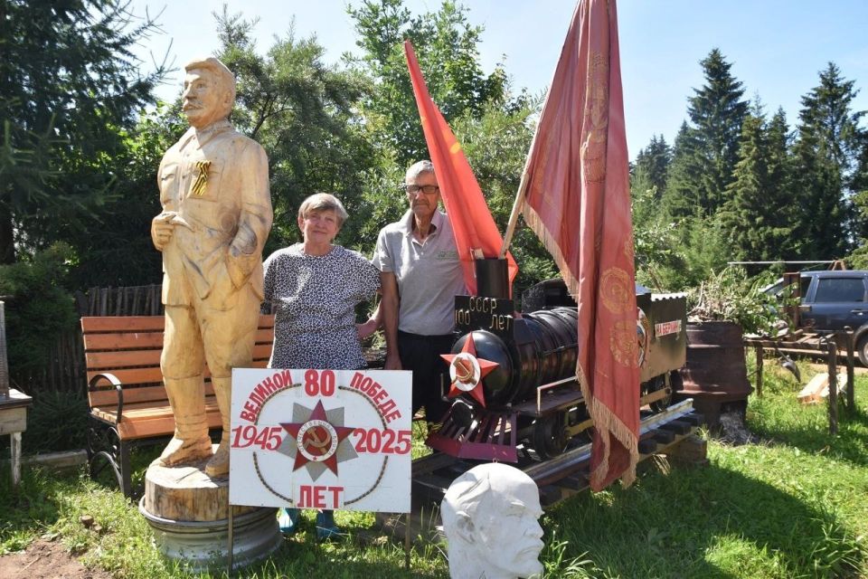 Собственный паровозик, патефон, миниатюрная мельница, плантация винограда, цветочная оранжерея и много всего другого интересного
