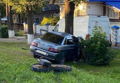 В Кикнуре 17-летний водитель ВАЗ-2110 не справился с управлением и врезался в дерево